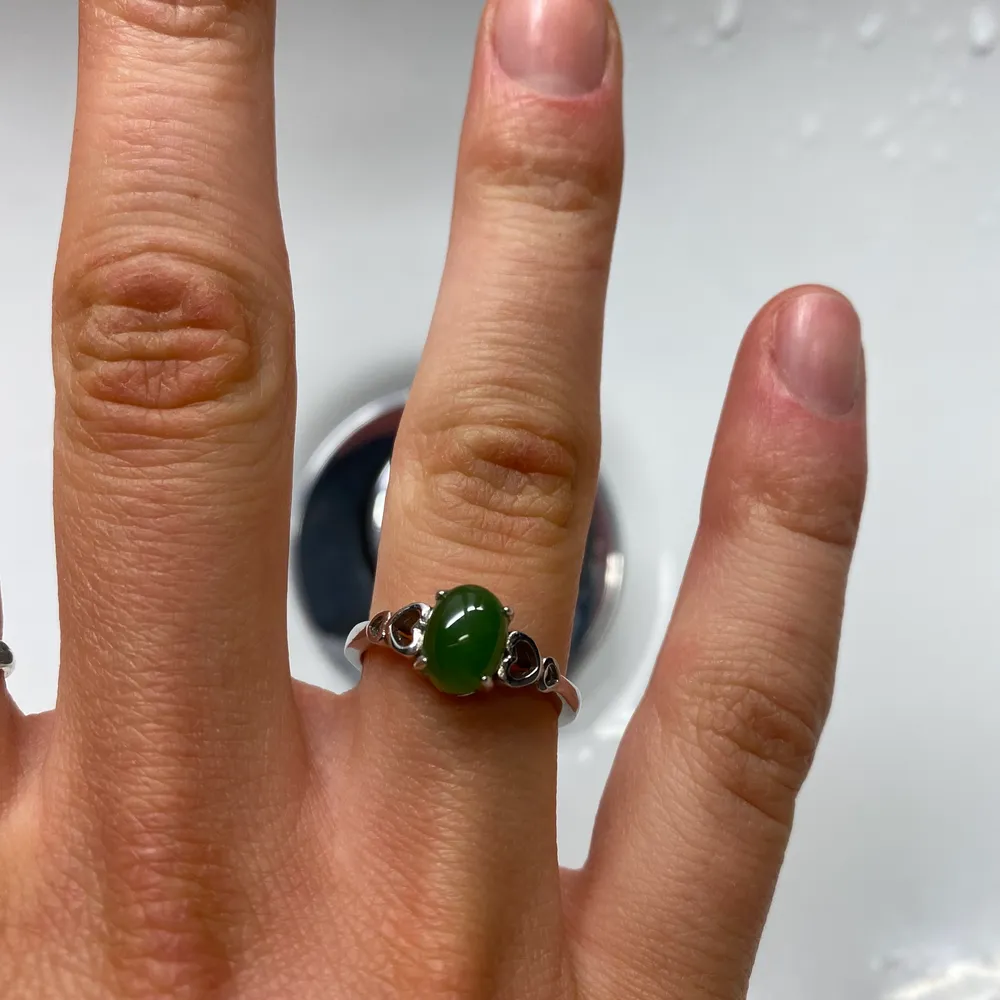 Två vintage ringer i sterling silver, tidigare köpta från Etsy🌷 strl i diameter på svarta ringen är 17,5mm. Strl i diameter på gröna ringen är ca 17mm, den har också justerbart band😁. Accessoarer.