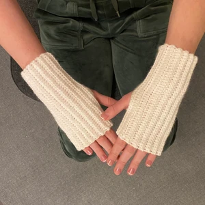 Handledsvärmare/torgvantar - Egenvirkade handledsvärmare perfekt nu i vinter. Görs på beställning. Finns även att köpa i grå, svart och krämvit färg. Tveka inte att höra av dig vid frågor. 💗💗💗