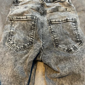 Gråa Molly jeans från Gina tricot - Bra kvalite använd ett fåtal gånger. 