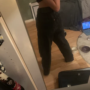 Svarta baggy jeans - Ett par jätte fina svarta baggy jeans från hm i storlek 34💓 När jag köpte dom så var dom förstora för mig så jag klippte av dom så dom är kortare än vanliga 34 jeans.  jag flyttade oxo knappen lite så att dom skulle passa mig i midjan så tyvärr är det ett hål framför knappen men det syns inte när man har på sig dom❤️🥰💕 