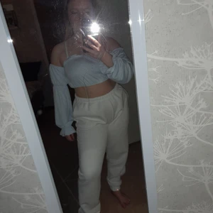 Topp - Detta är en topp ifrån bikbok i storlek XS i turkos blått i super fint skick och den har inga skador eller fläckar på dem utan hur fint skick som helst. Nu säljer jag denna för 80 kr 