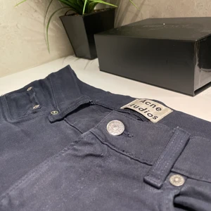 Acne-jeans - Supersnygga mörkblå Acne-jeans i storlek 32/32. Mycket bra skick!