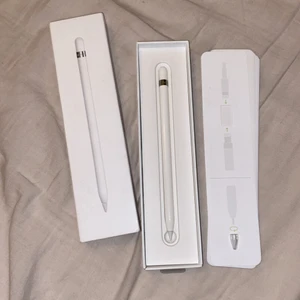 Appel pencil - ❌INTRESSEKOLL❌ En appel penna från Elgiganten som jag inte har använt så mycket så jag vill komma om de är någon som är intresserad och kontakta gärna om ni är intresserade och vad ni kan buda på💗 köpte den för 1090kr så vill inte sälja den för så billigt pris för att den är som ny fast inte lådan jag råkade trampa på den hehe men inte när pennan var i såklart ahah🤦‍♀️👍🏻🤩💗🥺