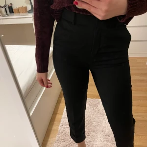 Black Zara pants - Slightly cropped Zara pants in excellent condition 