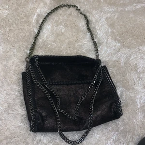 Stella Mcartney inspirerad väska - Väska med kedjor, liknar den populära Stella Mcartney väskan. Använd lite men i bra skick!