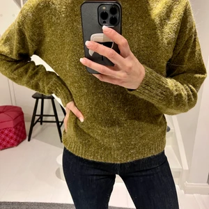 ICHI tröja - Så fin tröja i underbar ljus mossgrön färg från ICHI! Stlk XS. Använd ett fåtal ggr, som ny!