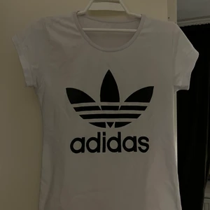 Adidas T-shirt - Vit adidas T-shirt i storlek S. Stretchig finns även i färgen svart. Gratis frakt  