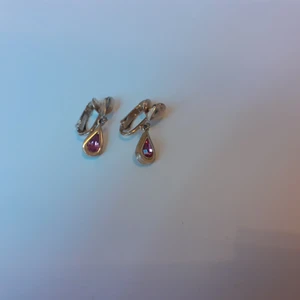 FINA CLIPS ÖRHÄNGEN  - Fina clips örhängen i fint & helt skick. Djur&rökfritt hem