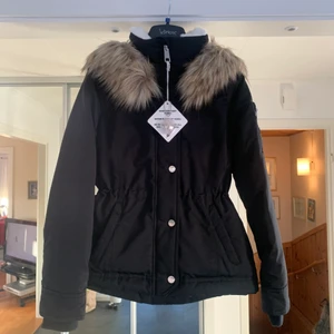 Jacka - Säljer denna helt oanvända jackan strl S från Hollister. Säljer den för att den inte kom till användning och är nu för liten för mig. Jackan köptes för 1600kr, mitt pris 600kr. Skickar jackan med spårbar frakt för 66kr.