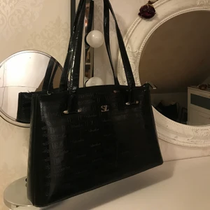 Fin vintage väska - Ännu en fin vintage väska i extremt fint skick och fin form. Rymlig och enkel att ha med sig. Säljer för 100 + 63 kr frakt🤍