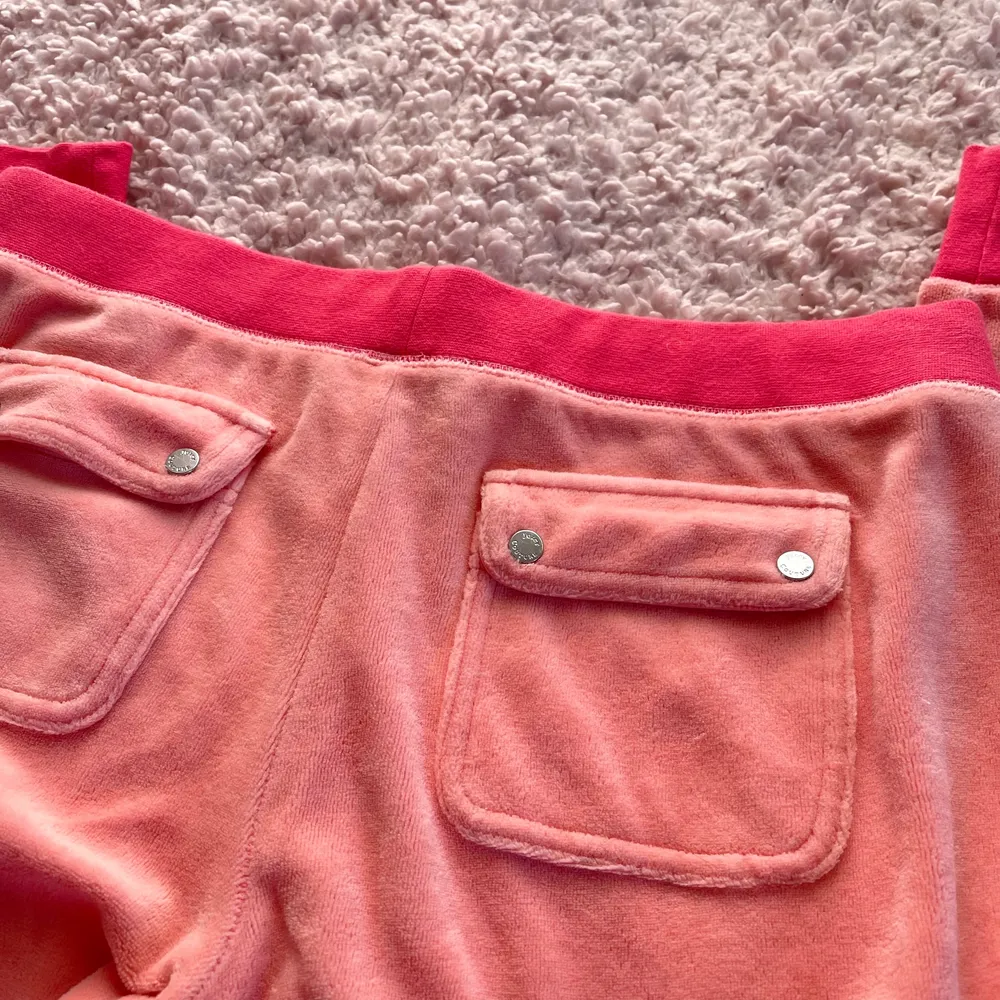 Säljer även mina rosa Juicy Couture byxor pga för liten storlek. Köpta på Juicybutiken i London för 1099 kr. Har använts väldigt få gånger och är i superfint skick. Har loggan i silvriga paljetter på framsidan och fickor med knappar på rumpan. Storlek Medium.. Jeans & Byxor.