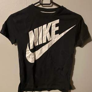 Svart Nike T-Shirt, jätte fin och knappt använd så i jättebra skick