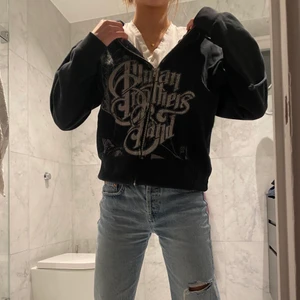 Snygg zipup - Säljer min skitsnygga zipup då den inte kommer till användning. I superbra skick, inga tecken på användning över huvudtaget. Sitter snyggt och skönt på min vän som bär S normaltsätt. Skulle säga att den sitter som en S/större S