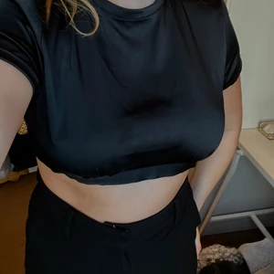 Fest top i sidenmaterial - Perfekta fest-toppen från Bik Bok i siden likande material. Använd 1 gång och i fint skick! Så fin med öppen rygg och passar till allt!💕💕💕 