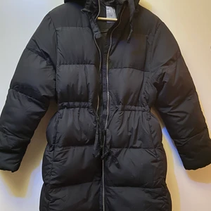 Helt ny lång vinterjacka storlek 36 - Helt ny vinterjacka, köptes i fel storlek, prislapp finns kvar. Köpte fel storlek. Den är varm och gosig, lite längre vinterjacka 