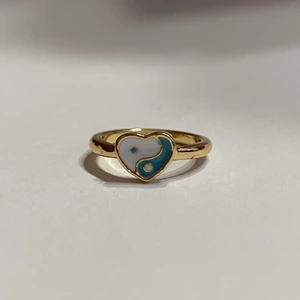 Ring - Silverring med gulddetaljer i form av en hjärta med Yin-yang.