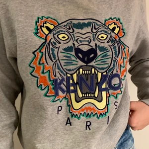 Kenzo Tröja - Kenzo tröja, klippt bort storlekslappen men passar S. Säljer för 300 men pris kan diskuteras. Kan mötas upp i Borås, annars står köparen för frakt