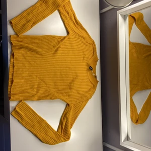 Ribbad långarmad topp - Här har vi en fin ribbad, långarmad, gul topp från hm i storlek XS. Köpt för ungefär 3 år sedan man har inte haft mycket användning av den. Säljer den eftersom jag inte använder den. Köparen står för frakten!🙂