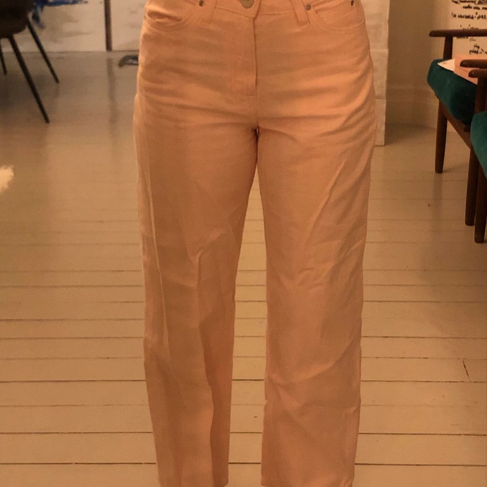 Säljer ett par jättefina Lee Jeans som aldrig är använda! Jätteskönt tyg och bra passform. Jag är 168 så de är perfekt längd. Säljer de för jag inte använder de:) . Jeans & Byxor.