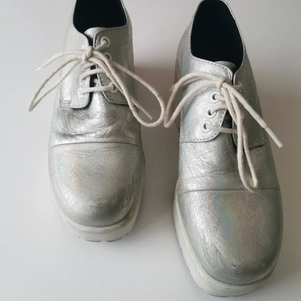 Roliga Vagabondplatforms med en regnågig iridescent vibe vid ljuset (inte välfångat i bilden tyvärr🙃). De är i använd skick, men kosmetiska skorpor, men märks inte när man ballar ut i de.                                200kr + frakt, allt kan vi mötes upp i umeå. Skor.