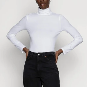 Anna Field vit turtleneck - Sitter fint och tajt på kroppen som på bilden. Tröjan är använd ett fåtal gånger och sparsamt. Jäääätteskönt material och är ett perfekt basplagg!💖 frakt står köparen för