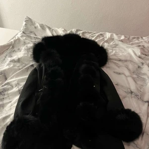 Päls jacka  - Jacka köpt på Plick för inte så länge sen som tyvärr inte kommer till användning som förväntat