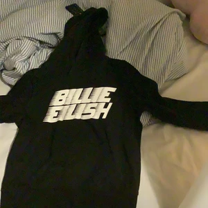Jättefin billie Ellish tröja  - I storlek 8-10y från H&M