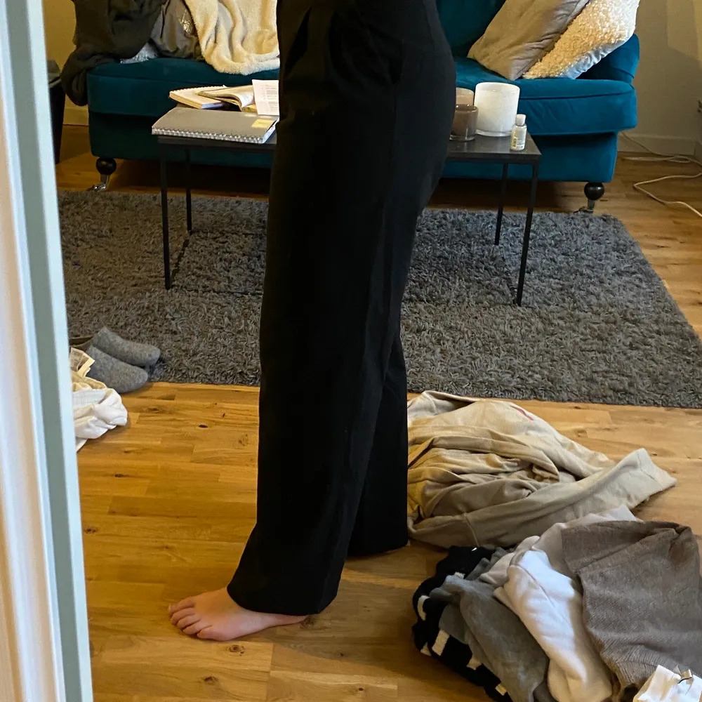 Kostymbyxor från Monki som sitter perfekt!! perfekta längden och sitter snyggt i midjan. Storlek 36 . Jeans & Byxor.