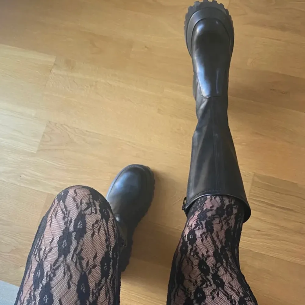 Svarta knee boots med lite platå, storlek 40 men passar med dem med skostorlek 39 . Skor.