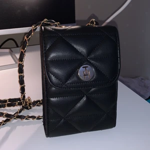 Tommy Hilfiger väska - En helt ny jättefin väska med ett Tommy Hilfiger märke på framsidan och väskan är i skinn. Väskan är jätte praktisk och kan användas för till ex mobiltelefon,nycklar osv. Jag säljer denna väska pga att jag har en liknande redan. Jag fick denna i födelsedagspresent för ca 2 veckor sedan och har bara legat i mitt rum sen dess. Priset när den köptes var 600kr och jag säljer den för 400kr. Den finns i Stockholm, men kan även fraktas (köparen står för frakten)