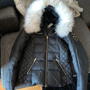 Rock and blue jacka 34 - Säljer min RockAndBlue jacka då jag tröttnat på den, skulle säga att skicket är väldigt bra finns inga hål eller liknande i den. Den är sparsamt använd, det är storlek 34 men skulle säga att den är stor i storleken då jag som har storlek 36 (s) kan ha d