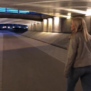 Skinn jacka  - Använd 3 gånger ungeför, beige skinn jacka från hm storlek L men passar någon som är M som mig för den var väldigt liten i stolen, pris 150