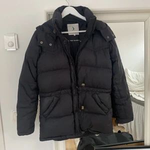 Boomerang jacka - Dunjacka från boomerang i storlek xs, fint skick förutom två små hål på baksidan av ena armen💓💓Pris kan diskuteras, kontakta för frågor!