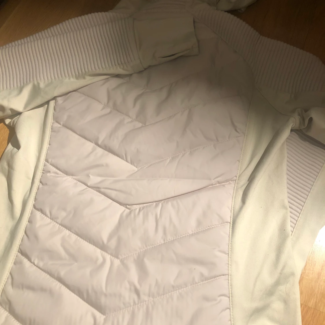 Vadderad jacka med huva - 91