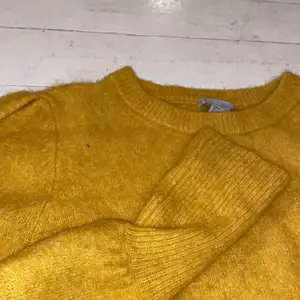 En jätte fin stukad gul tröja som man kan ha som finkläder men endå en jätte mysig tröja man kan slappa i. Köpte den för 400kr och nu säljer jag den för 100kr