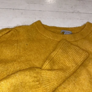 H&M - En jätte fin stukad gul tröja som man kan ha som finkläder men endå en jätte mysig tröja man kan slappa i. Köpte den för 400kr och nu säljer jag den för 100kr