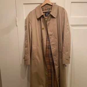 Burberry Trenchcoat , L - Burberry trench som bara hängt denna säsongen så dags att hitta nytt hem! Vintage köpt i Köpenhamn, skulle säga att det är storlek L (herrmodell). Men passar XS-L beroende på fit. Till knävecken på mig (173 cm). Tunnare jacka som går att bygga upp med någon lös knapp, säkrat sydd hänge osv. Småsaker som inte syns eller tänks på i helhet! Köpare står för frakt.