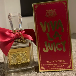 JUICY couture 100ml - Säljer min juicy coutur parfym i 100ml, som ni ser det cirka 90ml kvar av innehållet. Luktar sött och fräscht. Säljer pga kommer ej t användning. Kvitto finns (ORGINALPRIS 957kr)