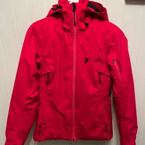 Peak performance  - Säljer min jättefina rosaröda skidjacka från peak performance ❤️ jackan är i nyckick och endast använd ett fåtal gånger. Nypris är ca 3000kr. Jackan är en perfekt skidjacka med ficka för liftkort och ”ventilations fickor”. Man kan även knäppa jackan på insidan så den sitter åt så ingen kall luft kommer in (de sista bilden) 