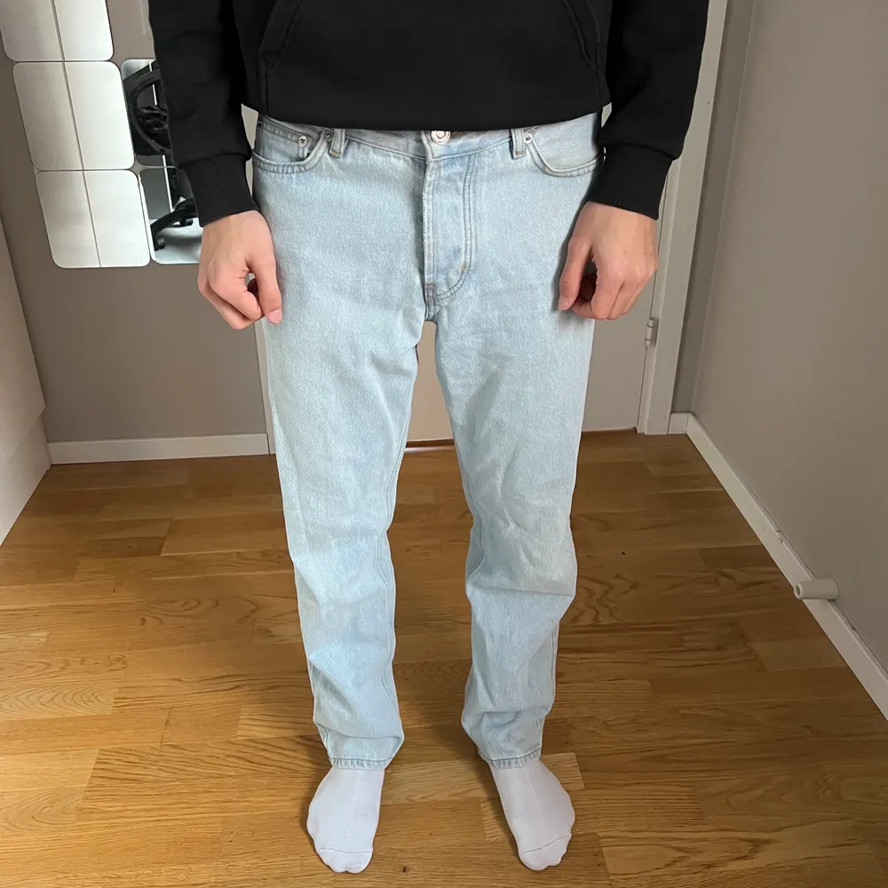 Ljusblå Loose fit jeans från junkyard i fint skick, använd ett fåtal gånger, stl 27 (midja:78, utsida ben: 101). Passar bäst på dig som är mellan 160-170 cm. Nypris: 600. Jeans & Byxor.