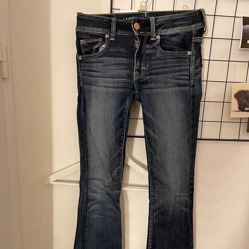 Utsvängda Amerikan Eagles jeans osäker på storleken men skulle säga st xs/xxs 150kr + frakt, skriv privat vid intresse . Jeans & Byxor.