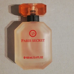 Perfym  - En Paris Secret perfym. Den är inte hel full men har inte används så mycket(andra bilden). (Det håller rätt så länge).säljer för 180 kr. Går och diskutera priset. :)) ❤️