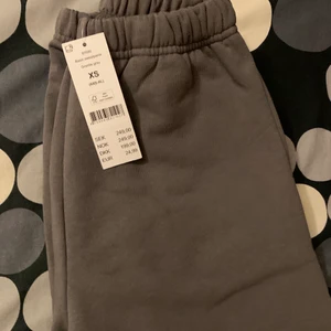 Sweatpants ginatricot  - Helt nya sweatpants från ginatricot i storlek XS. Aldrig blivit använda, prislapp sitter kvar. Köpta för 250kr, helt slutsålda på hemsidan 