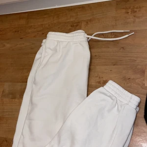 Mjukisbyxor  - Mörkvita mjukisbyxor som inte kommer till användning längre ✨ skriv vid intresse 🧚🏽‍♀️