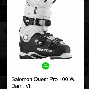 Slalompjäxor  - Salomon Quest Pro 100 W, Dam, Vit, använt ca 5 gånger, så näst intill nya men sitter för tajt i min smak. Jag har storlek 38/39 i vanlig skostorlek men har en rätt bred fot vilket gör dem extra tajta för mig. Obs inte fri frakt i denna affär. Går att hämtas upp i Täby. Pris går att diskutera.                                                                           Flex: 100 Lästbredd: 100 (normal fot).  Om du vill ha fler specifikationer angående pjäxan är det bara att söka på namnet. 