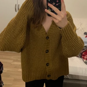 Mysig kofta - En fin och mysig kofta som håller värmen och passar verkligen på hösten och vintern🍂❄️🤍 Säljer för att den tyvärr inte kommer till användning längre! Frakt ingår!