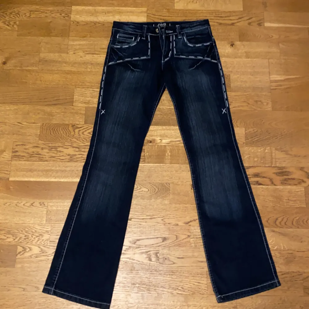  lågmidjade jeans med vita sömmar och snygga bakfickor! Säljer pågrund av för liten storlek💖 (JAG STÅR FÖR FRAKTEN). Jeans & Byxor.