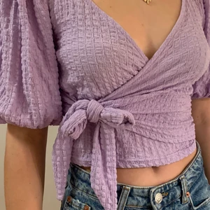 Blus från monki - Fin lila blus från monki. Är stor i storleken så hade kunnat passa XS/S. Pris kan diskuteras. Kan mötas upp i Borås, annars står köparen för frakt 