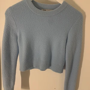 Zara tröja - Säljer denna jättefina och mjuka tröja från Zara då den tyvär inte kommer till användning, den är i storlek M men även S och XS. 65+ frakt (66kr)