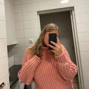Rosa stickad tröja - Säljer min rosa stickade tröja pga används inte och behöver plats i garderoben 💕